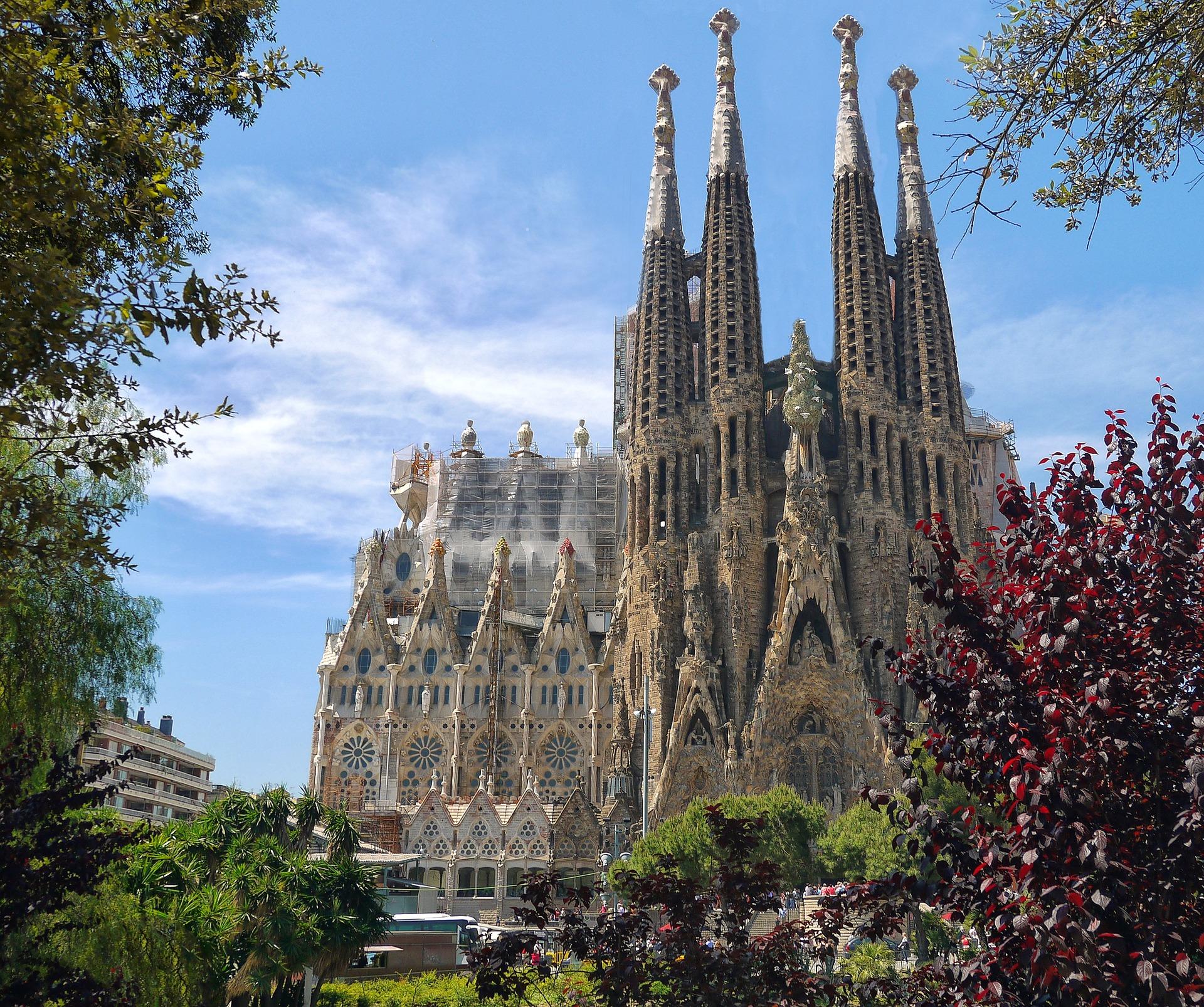 sagrada-familia-552084_1920.jpg