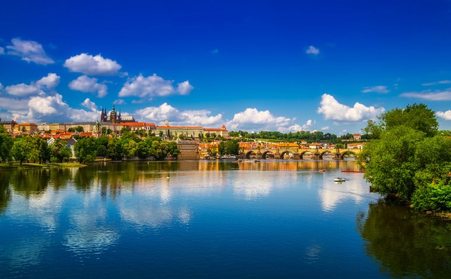 fc8339ebed5e11a0ad2636b420121d4c_prague-1882884_1920.jpg